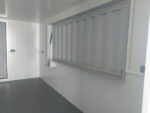 Container Bar Mobile 20 Piedi 15mq con Rivestimento in Legno e Apertura a Ribalta