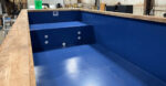 Piscina Container 20 Piedi Deluxe con Terrazza in Cedro e Finitura Epossidica