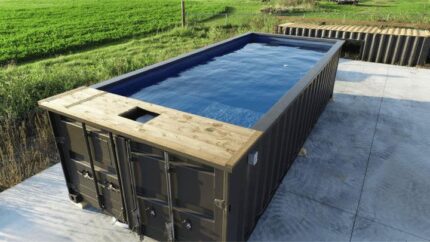 Piscina Container 20 Piedi Deluxe con Terrazza in Cedro e Finitura Epossidica