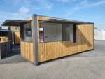 Container Bar Mobile 20 Piedi 15mq con Rivestimento in Legno e Apertura a Ribalta